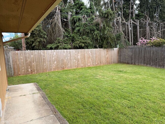 Building Photo - Updated 3 bedroom 1 bath duplex in Junction City!