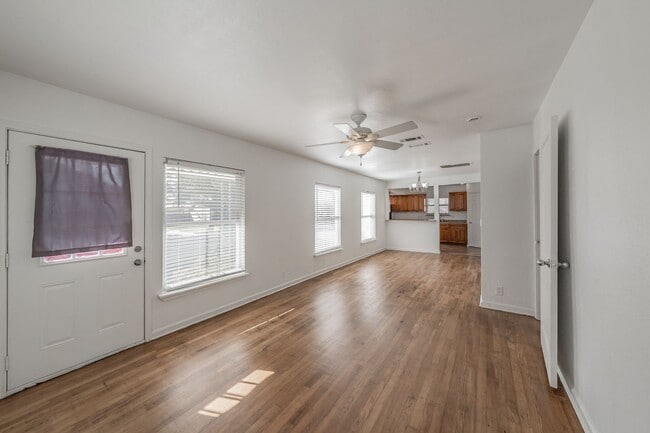 Building Photo - Cute two-bedroom, one-bath home in the hea...