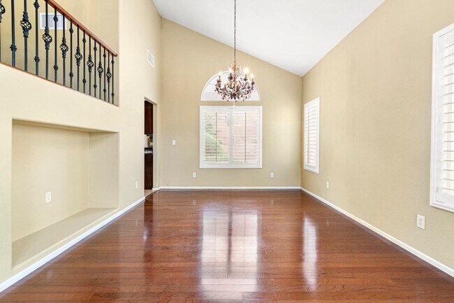Building Photo - Immaculate 5 Bedroom, 3 bathroom home nest...