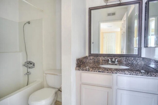 Building Photo - Comfortable 1-Bedroom Condo in Gated Palmi...