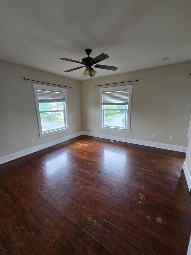 Building Photo - Spacious 5 Bedroom Home in Burlington - Available for Rent