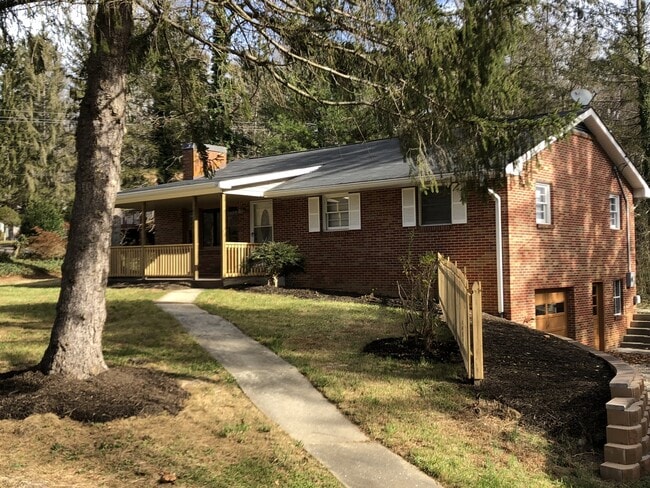 Building Photo - Convenient South Location!  3 Bedrooms / 2 Bathrooms