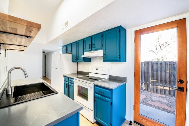 Building Photo - Absolute Gem in Pueblo Alegre (Camino De Chelly)