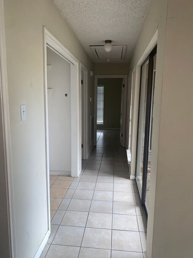 Building Photo - 1134-1136 Willow Creek Dr