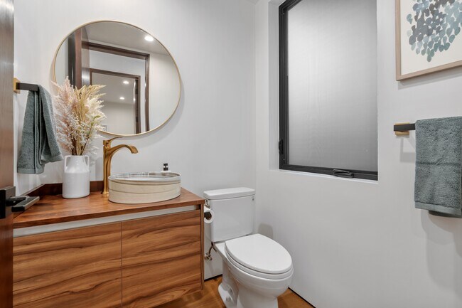 Building Photo - 5610 Bellevue Ave