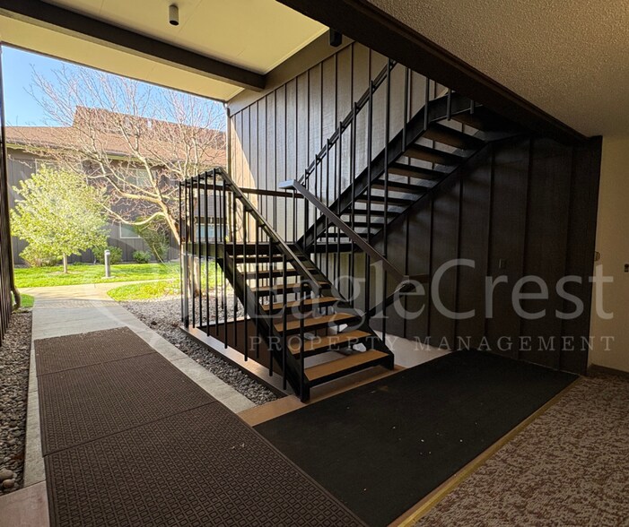 Building Photo - Convenient 3 Bedroom 2 Bathroom Condo Living With POOL Access
