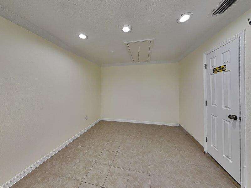 Building Photo - 465 Oak Dr