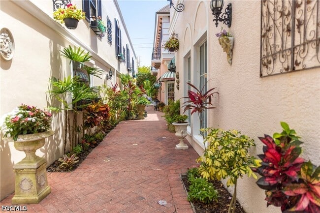 Building Photo - 547 101st Ave N