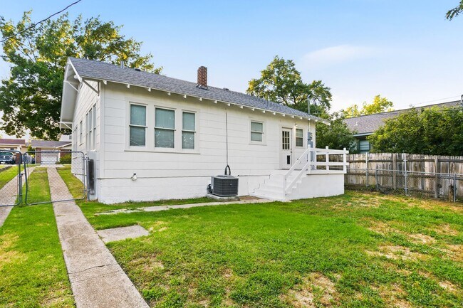 Building Photo - 1705 Virginia Pl