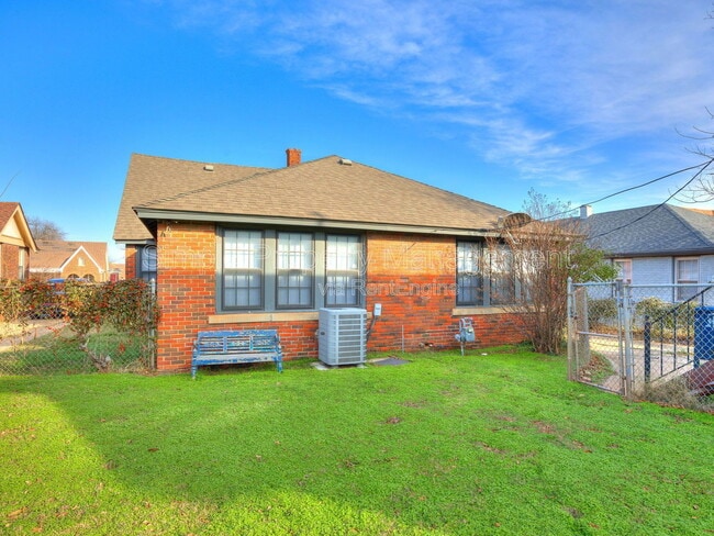 Building Photo - 816 NE 20th St