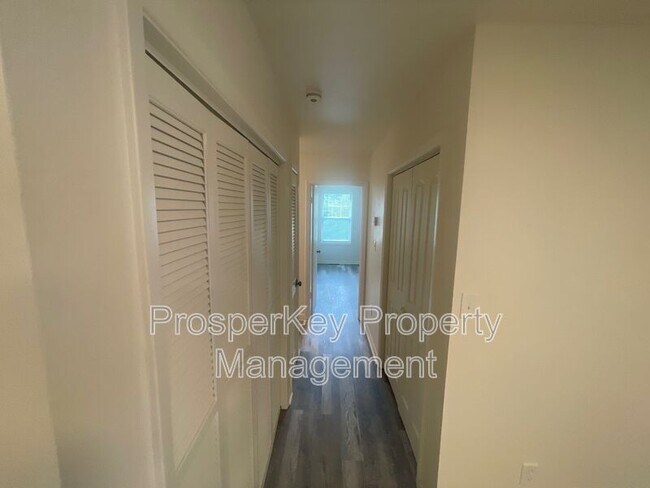 Building Photo - 246 Pinetree Cir