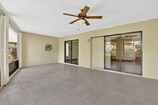 Building Photo - 6385 Hollandaire Dr E