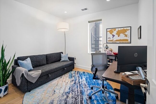 Building Photo - 946 Saratoga St