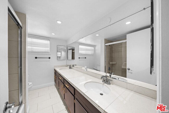 Building Photo - 148 S Reeves Dr