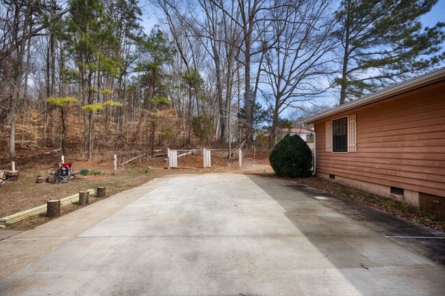 Building Photo - Spacious & Charming in Scottsboro!