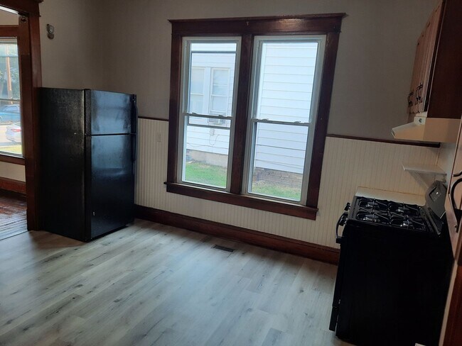 Building Photo - Lovely 3 bedroom 1 bath home