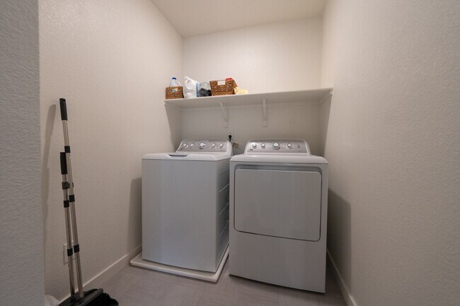 Building Photo - 6001 San Rafael Ln