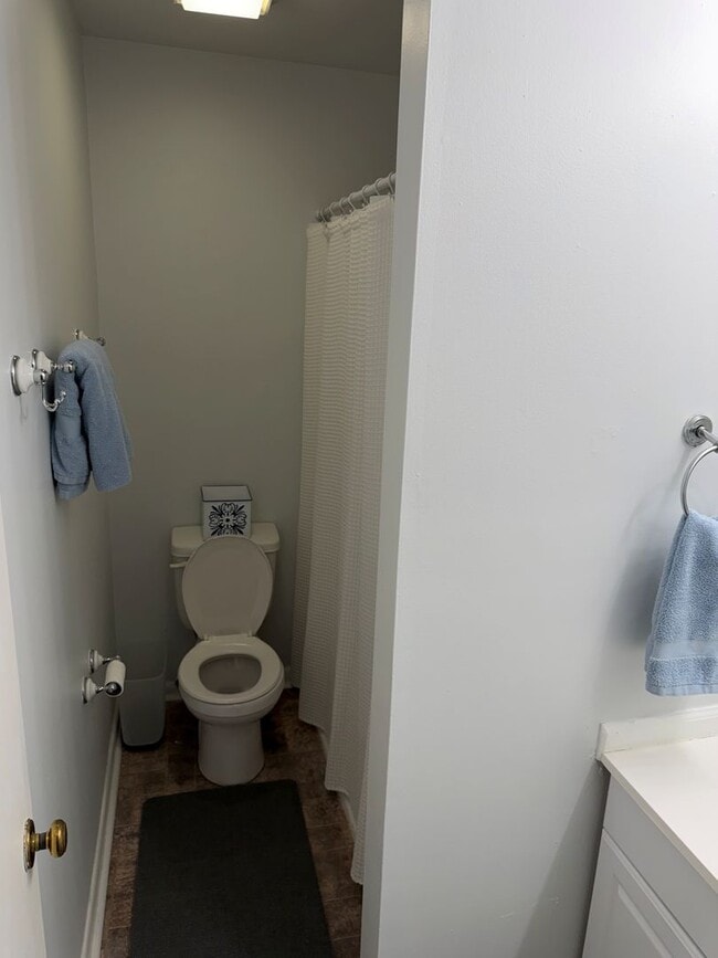 Building Photo - Renovated 3br in Chancellor Square, 2 blocks to Franklin St., walk to campus!