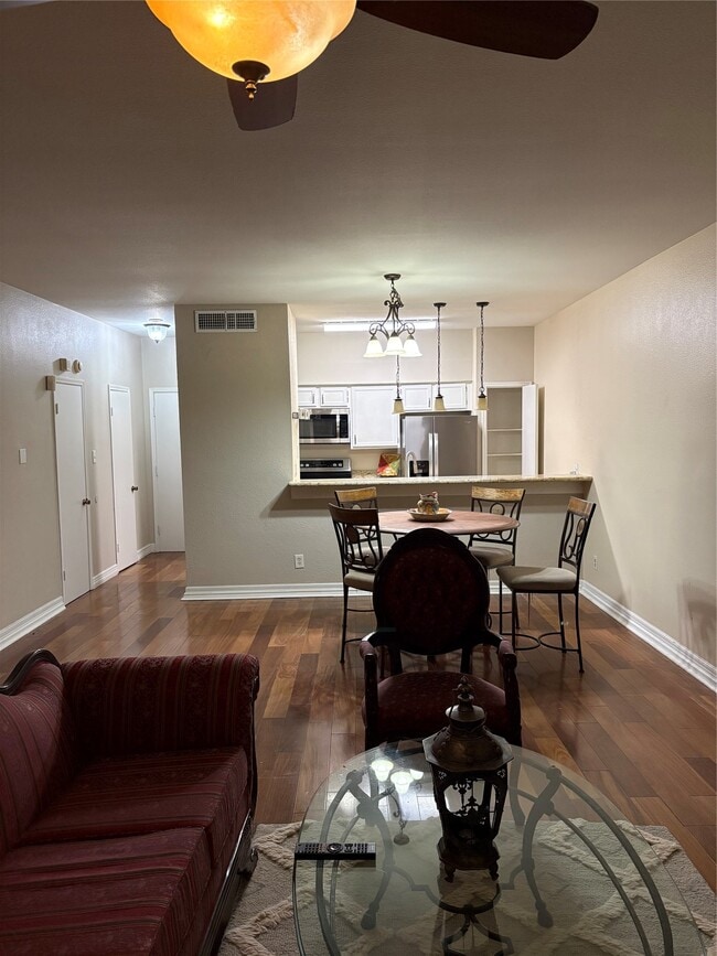 Building Photo - 580 Wilcrest Dr