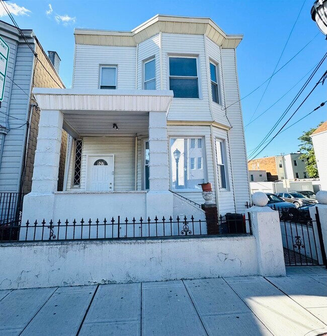 Building Photo - 527 12th St