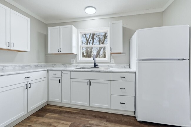 Building Photo - 3-Bedroom w/ New Kitchen Appliances