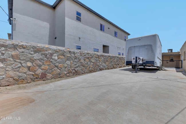 Building Photo - 8931 Robert Dr