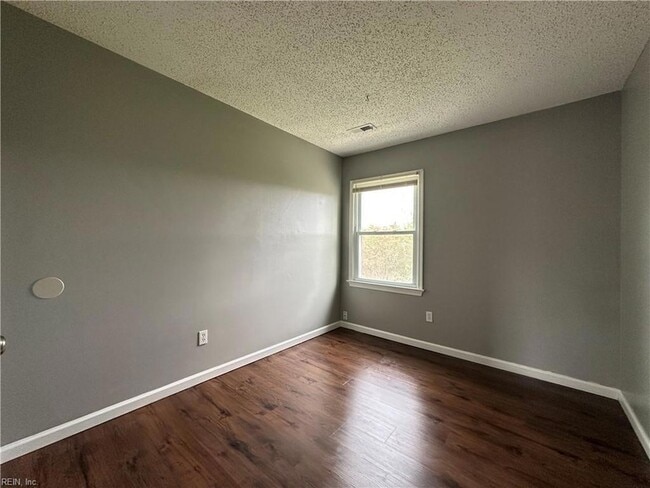 Building Photo - 1347 Battleford Dr