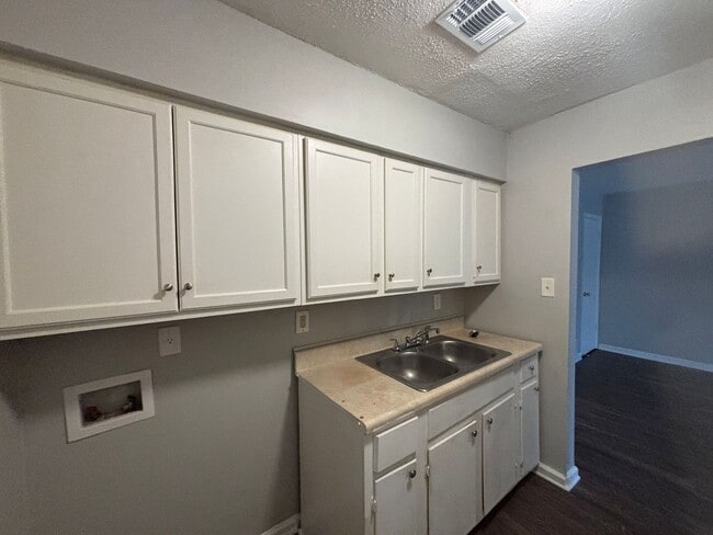 Building Photo - 1425 Todds Creek Cove