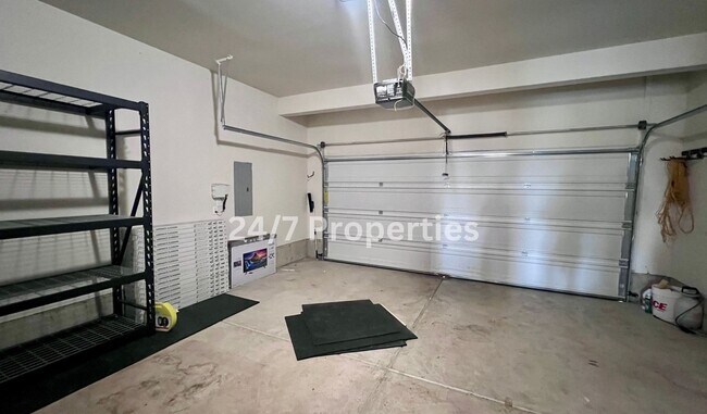 Building Photo - *1/2 OFF FIRST MONTH'S RENT* Magnificent 4BD I 2.5BA Molalla Home