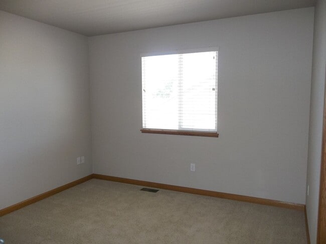 Building Photo - Beautiful 5 Bedroom Home in Heart of Loveland