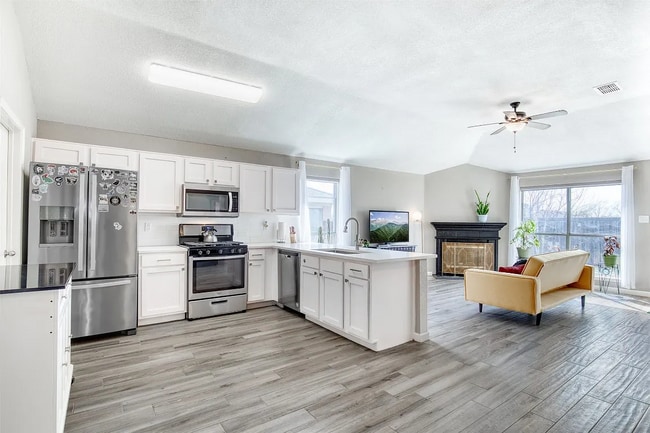 Building Photo - 2436 Nogales Dr