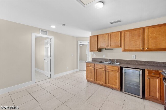 Building Photo - 909 Jaguar Blvd