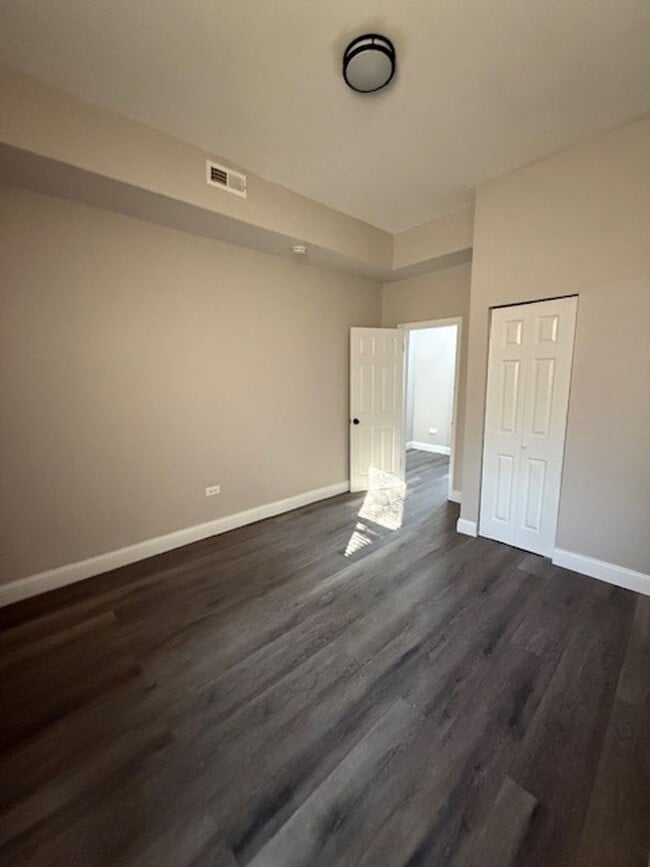 Building Photo - Beautifully Renovated!  Large, Spacious Rooms! W/D Hook-Up! Available Now!