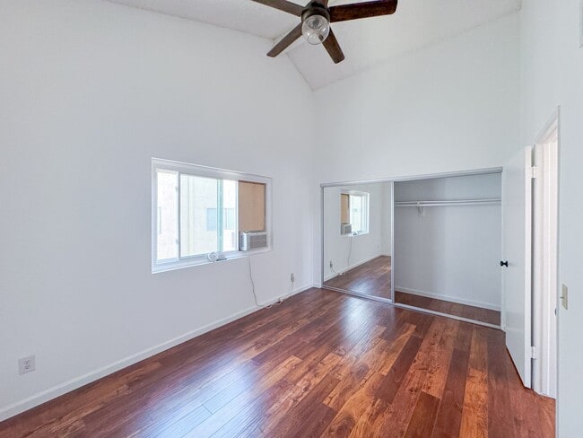 Building Photo - 2bd 2,5bath Townhome