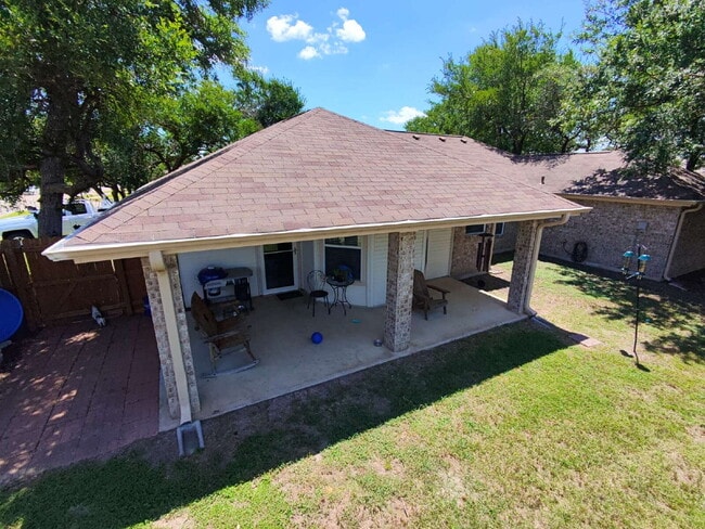 Building Photo - "Spacious 3-Bedroom Retreat with 2 Full Ba...