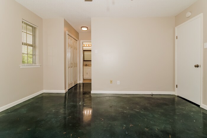 Building Photo - 204 Corkwood Dr