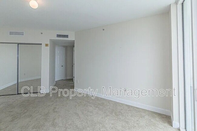 Building Photo - Large 2 bedroom/2 bath condo on the river