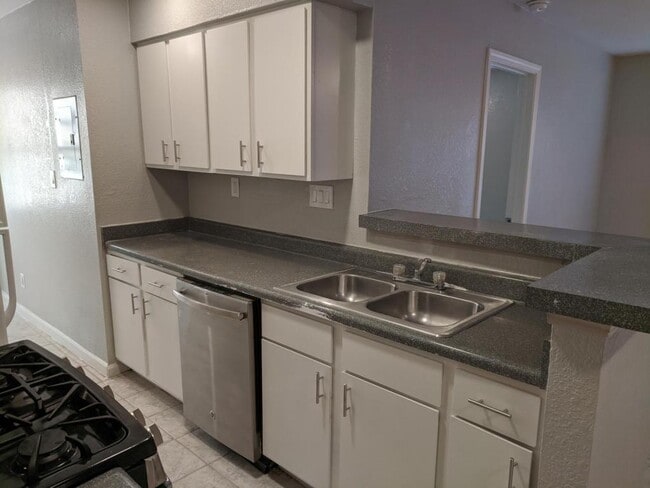 Building Photo - 5817 Spring Meadow Rd