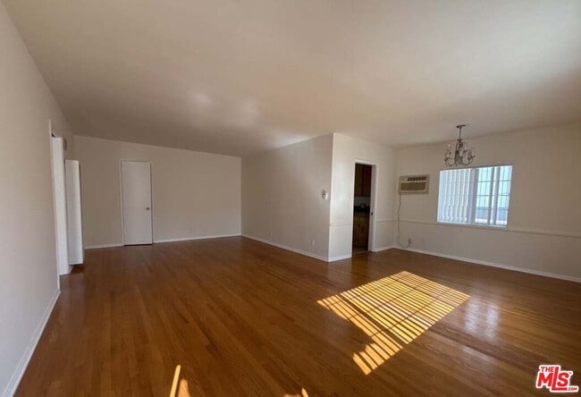 Building Photo - 1135 S Oakhurst Dr