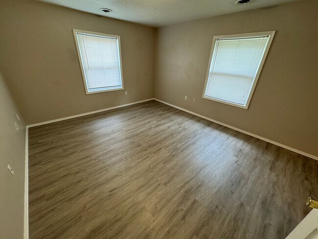 Building Photo - Updated 2 bedroom one bath Apartment in Oz...
