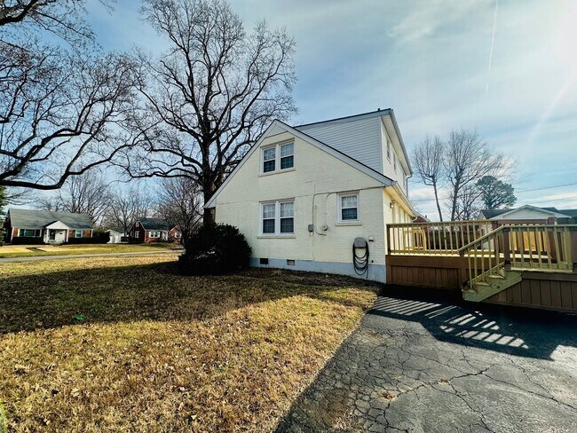 Building Photo - Spacious and stylish home in a prime Louisville location!