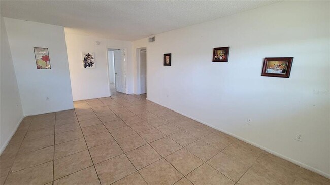 Building Photo - 826 Sky Lake Cir