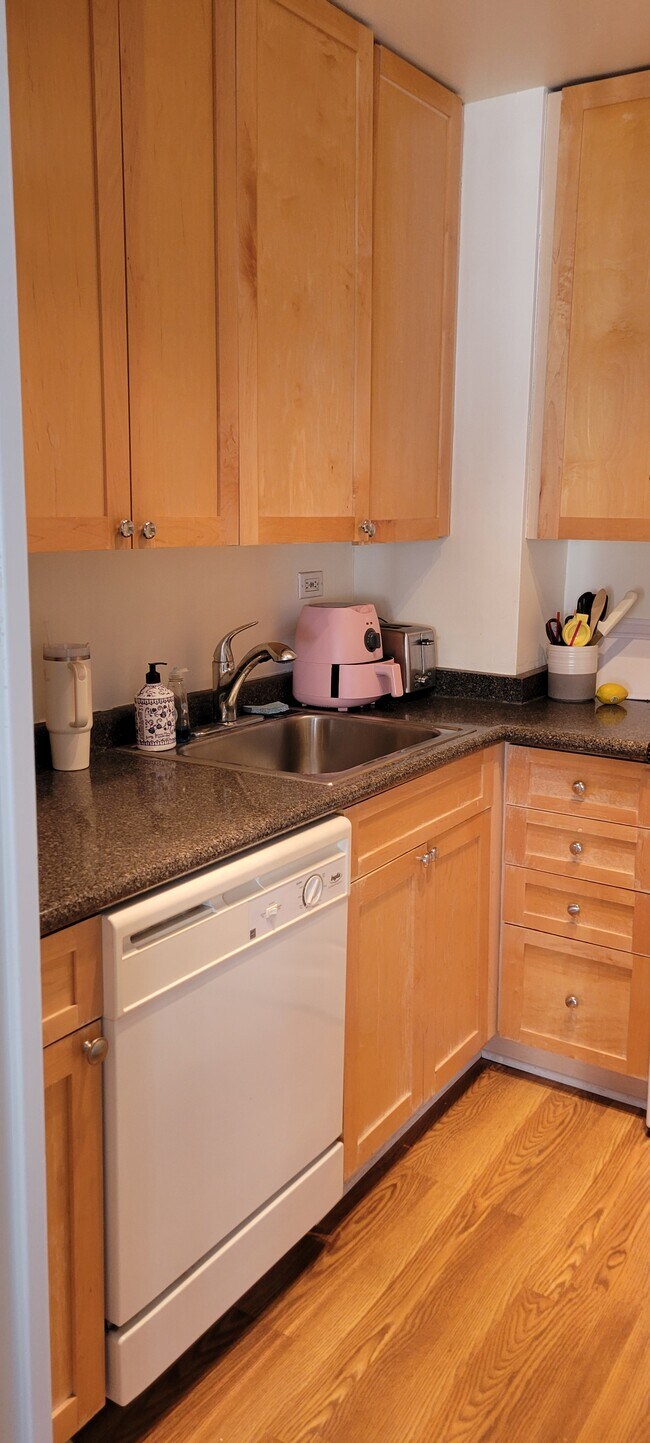 Building Photo - 21 W Goethe St