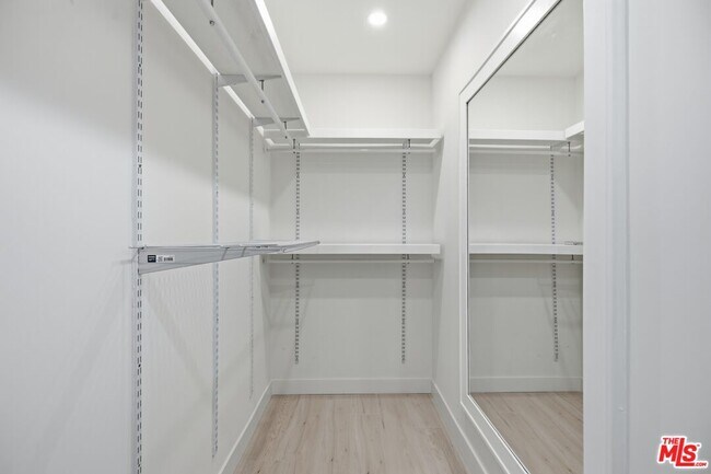 Building Photo - 13025 Moorpark St