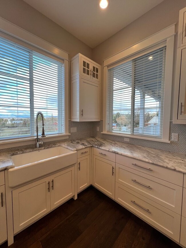 Building Photo - Beautiful, Custom home in the heart of Jacksonville | Available Now