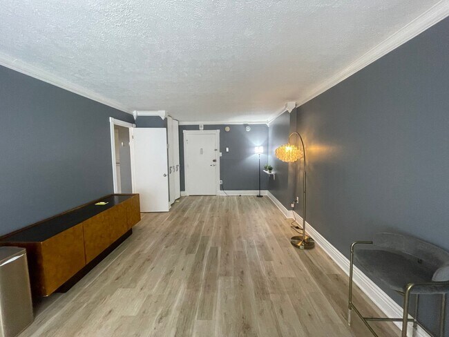Building Photo - Logan Circle Spacious Efficiency w/Full Bath, All Utilities Included, Pool and 24 Hour Concierge