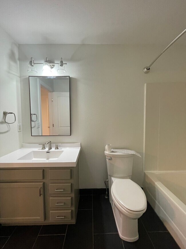 Building Photo - 1009-1011