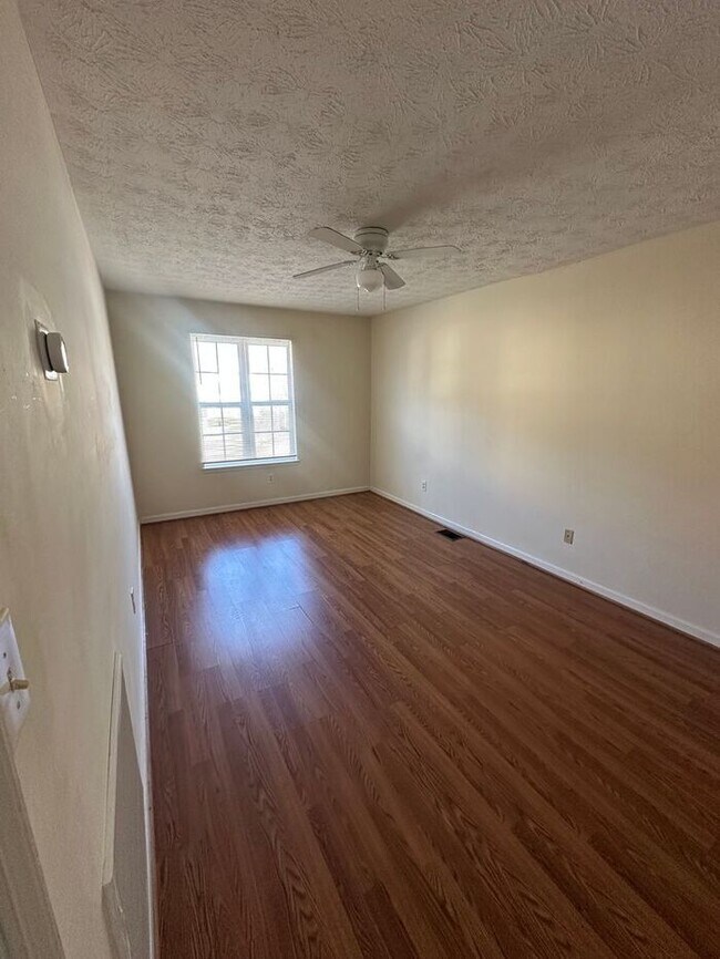 Building Photo - NOW READY! 1 bedroom 1 bath unit!