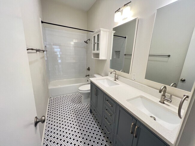 Building Photo - 10432 High Hollows Dr