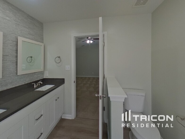 Building Photo - 807 Sinclair Dr